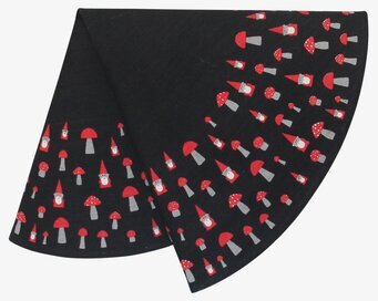 Julgransmatta Svampskog från Pluto Produkter med tomtar och svampar