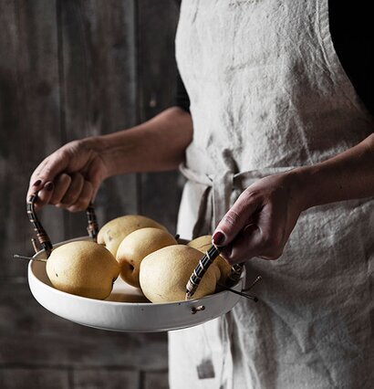 Förkläde Linne Mörkgrå från Ernst i rustik köksmiljö