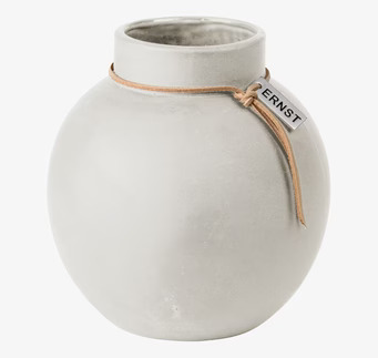 Vas Stengods Vit från Ernst med slank form och läderdetalj