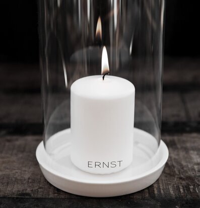 Foto av modern ljuslykta med grå bas och glasbehållare