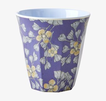 Foto av mugg med livfullt blommönster och lila nyans