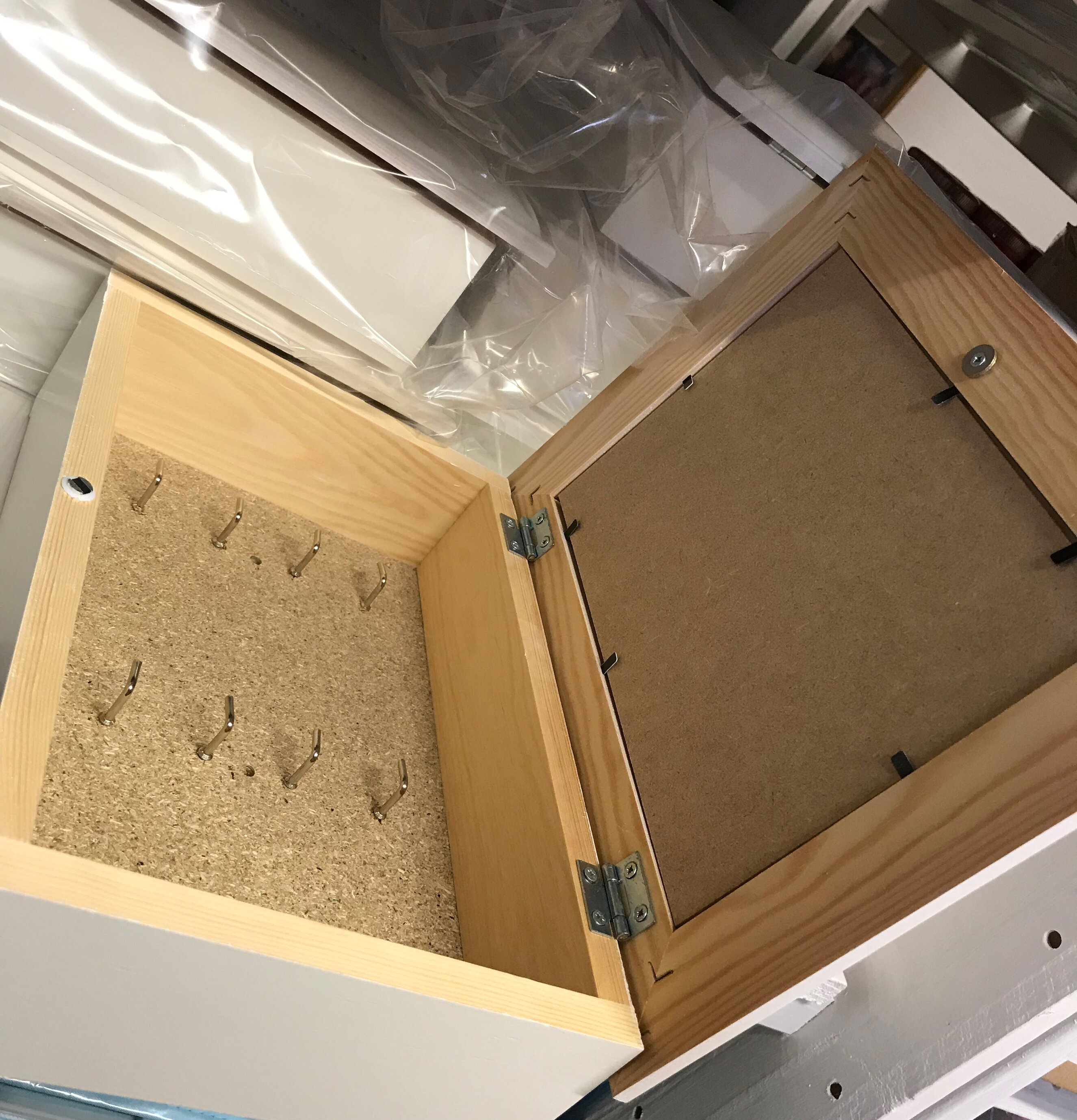 Bild av stilrent och funktionellt nyckelskåp i trä