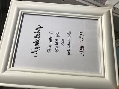 Bild av nyckelskåp med vit ram för personlig stil