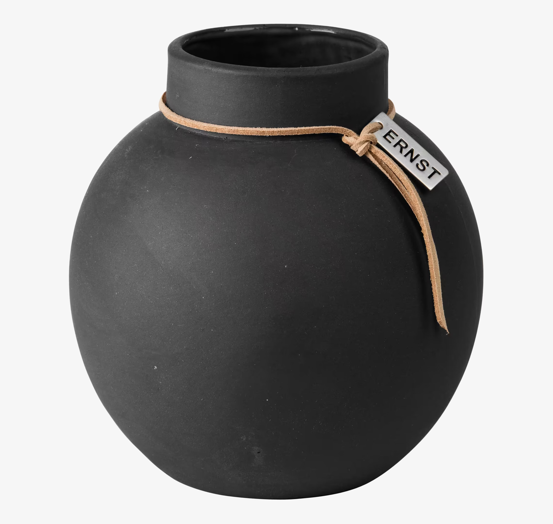 Vas Stengods Mörkgrå från Ernst med läderband och metallbricka