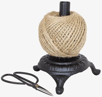 Snörhållare Järn Med Sax från Strömshaga på vit bakgrund