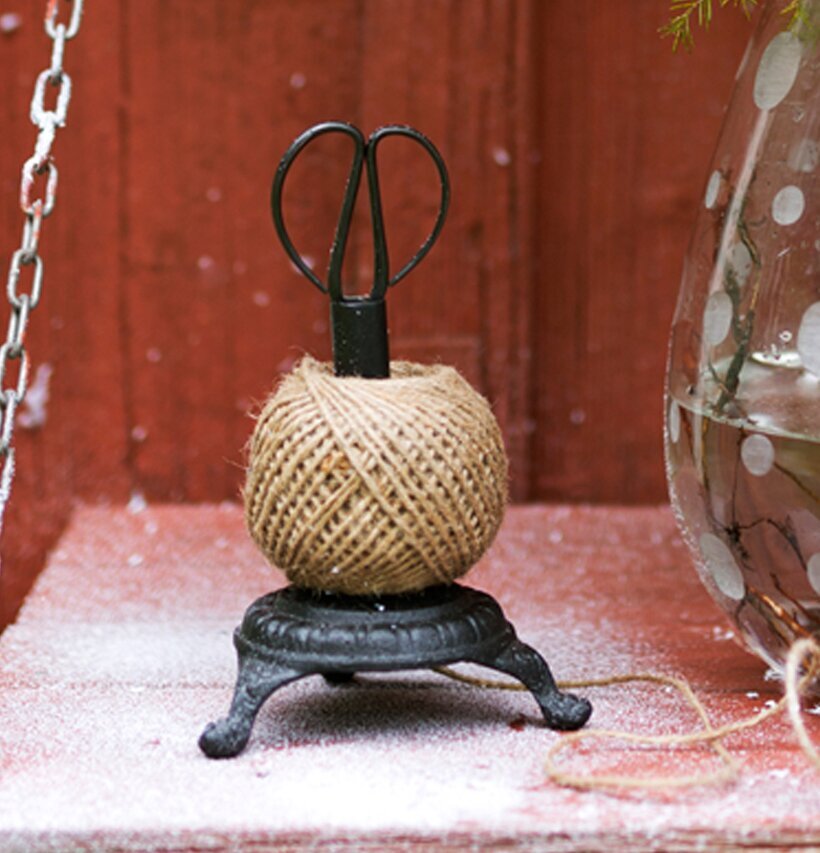 Snörhållare Järn Med Sax från Strömshaga i rustik miljö