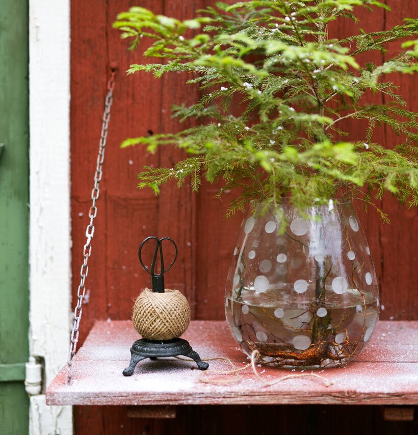 Snörhållare Järn Med Sax från Strömshaga på träbord utomhus