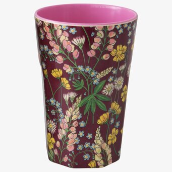 Bild av mugg med blommig design och bordeaux bakgrund
