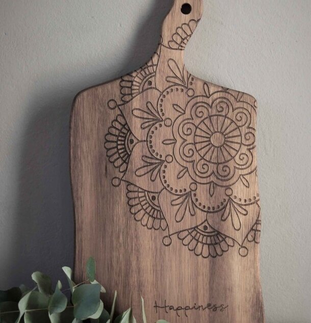 Skärbräda Happiness L från Majas Cottage med blommönster