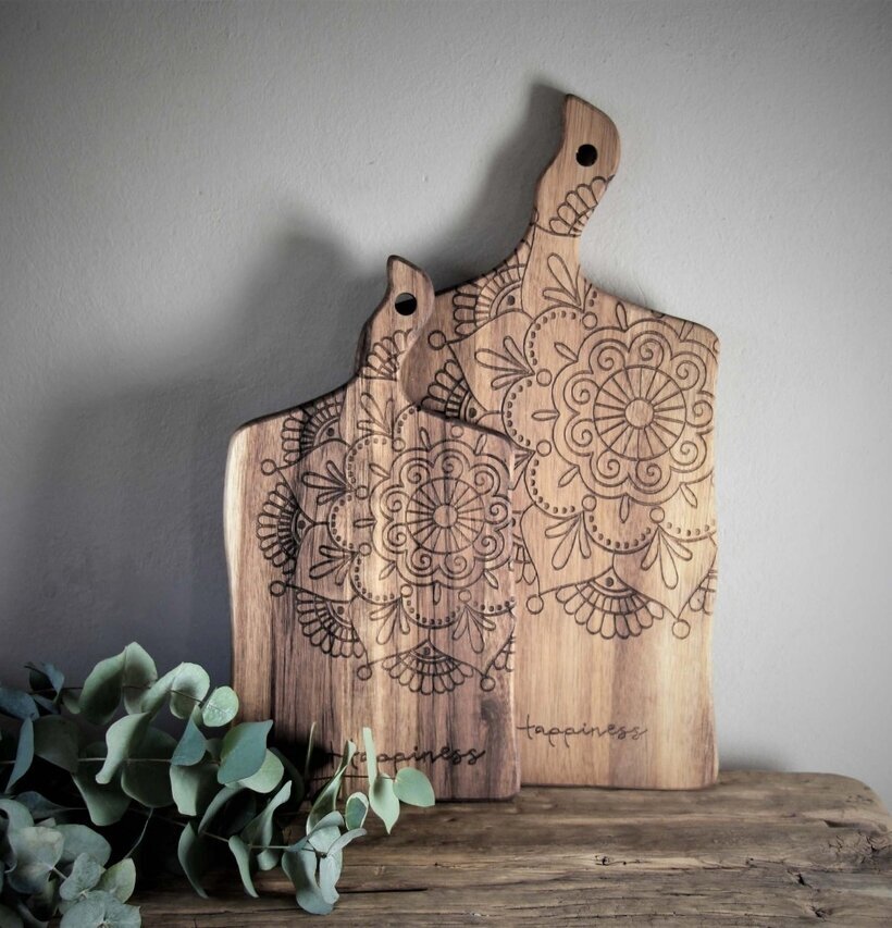 Skärbräda Happiness M från Majas Cottage med mandalamönster