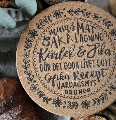 Underlägg Kärlek & Fika från Majas Cottage med bakverk