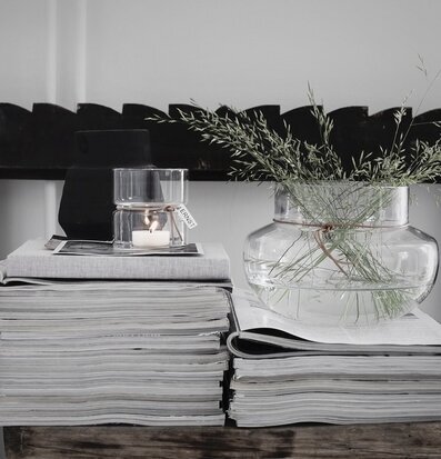 Värmeljuslykta Ernst från Ernst på staplade tidningar