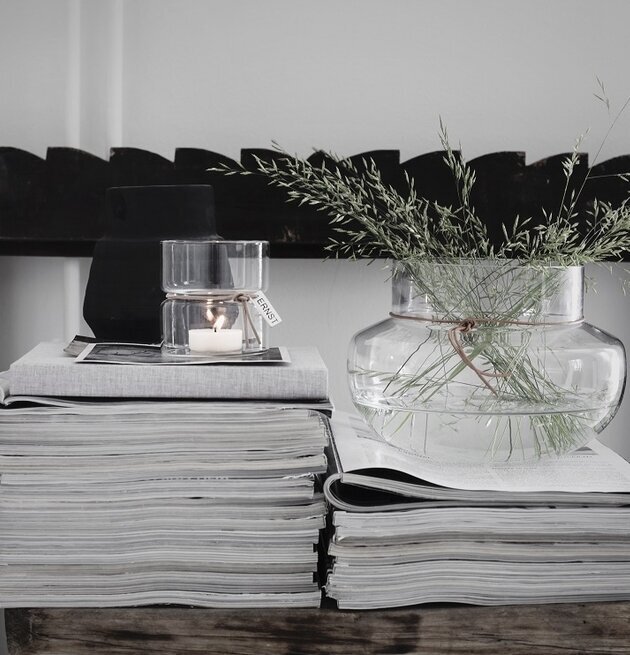 Värmeljuslykta Ernst från Ernst på staplade tidningar