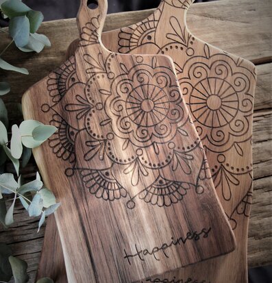 Skärbräda Happiness M från Majas Cottage med mandalamönster