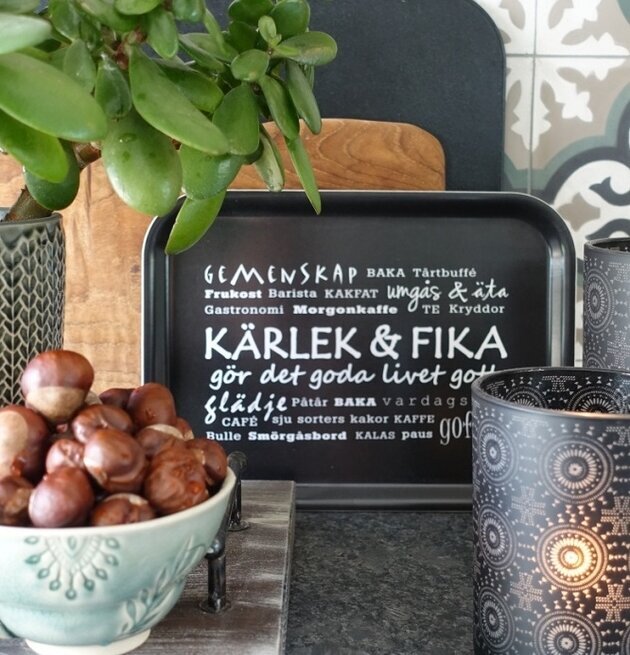 Bricka Kärlek & Fika från Majas Cottage i hemtrevlig miljö