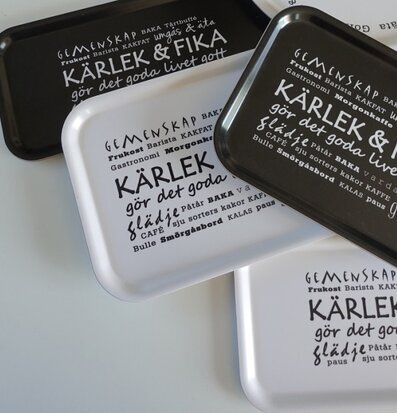 Bricka Kärlek & Fika från Majas Cottage i svart och vitt