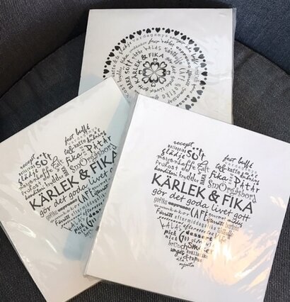 Servetter Kärlek & Fika från Majas Cottage på grå sittmöbel