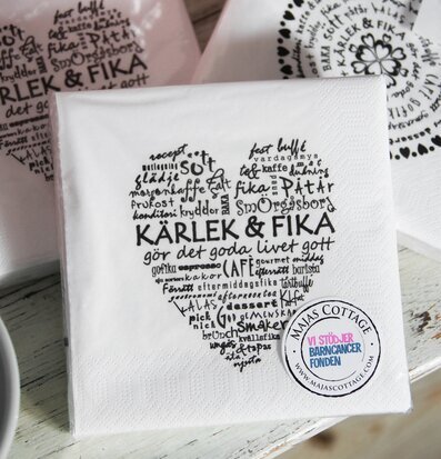Servetter Kärlek & Fika från Majas Cottage på träbord