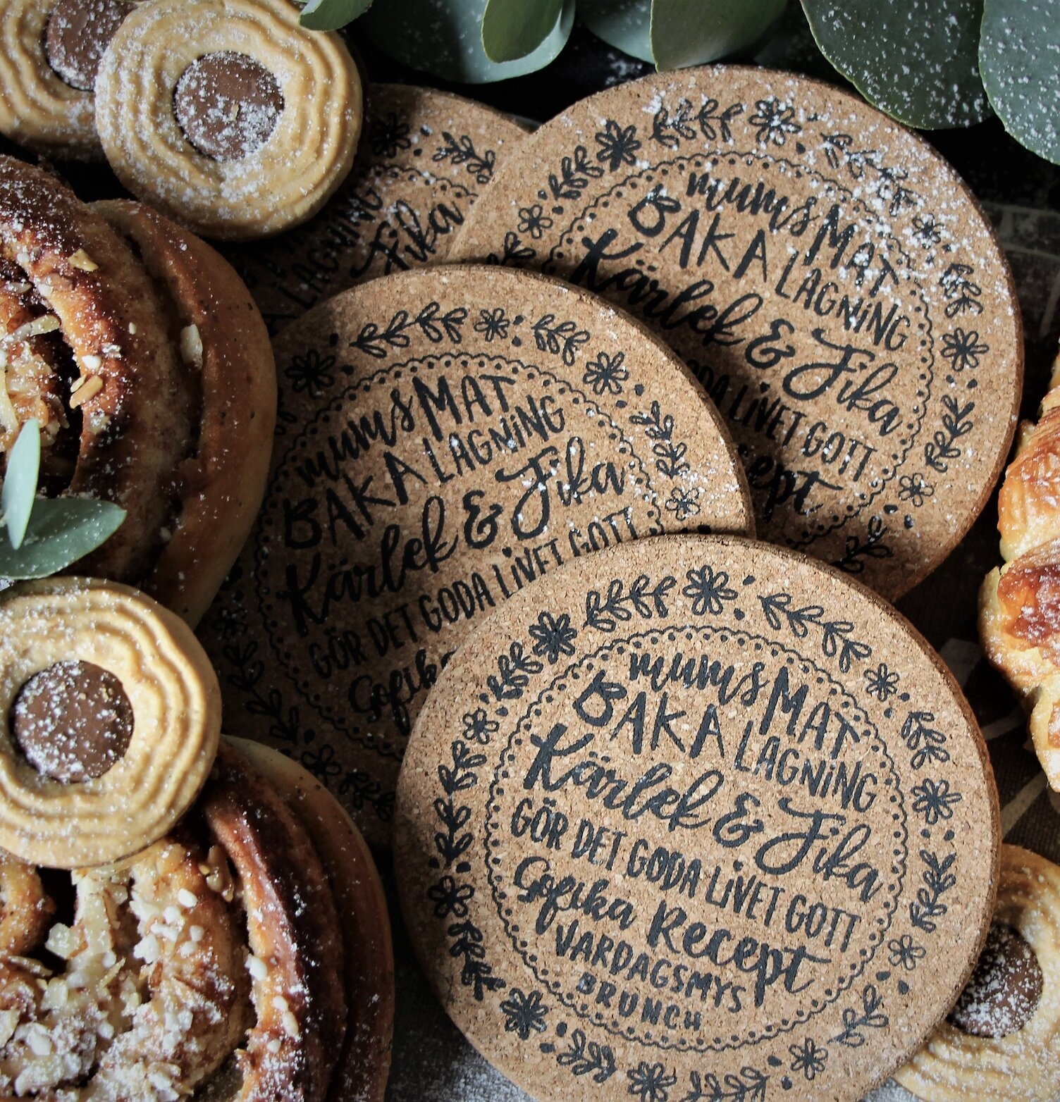 Glasunderlägg Kärlek & Fika från Majas Cottage med bakverk