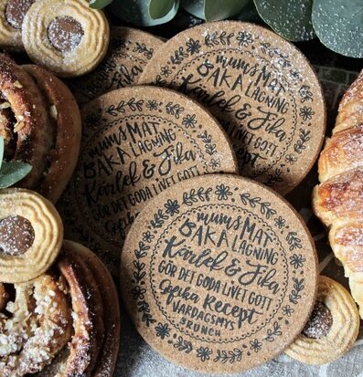 Glasunderlägg Kärlek & Fika från Majas Cottage med bakverk