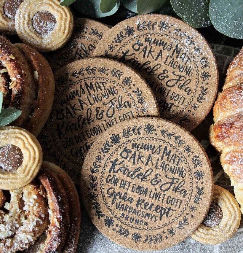 Glasunderlägg Kärlek & Fika från Majas Cottage med bakverk