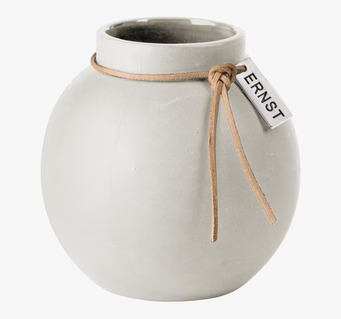 Vas Stengods Vit från Ernst med läderrem och metallbricka