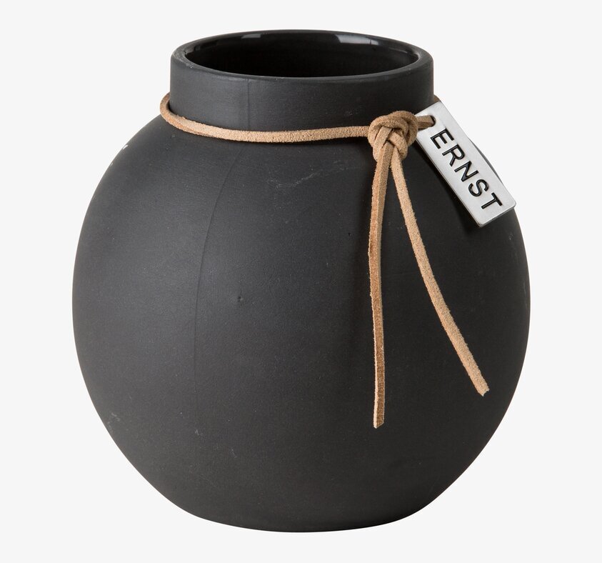 Vas Stengods Mörkgrå från Ernst med läderband och metallbricka