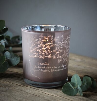 Foto av ljuslykta med familjeträdsmotiv i rosa glas