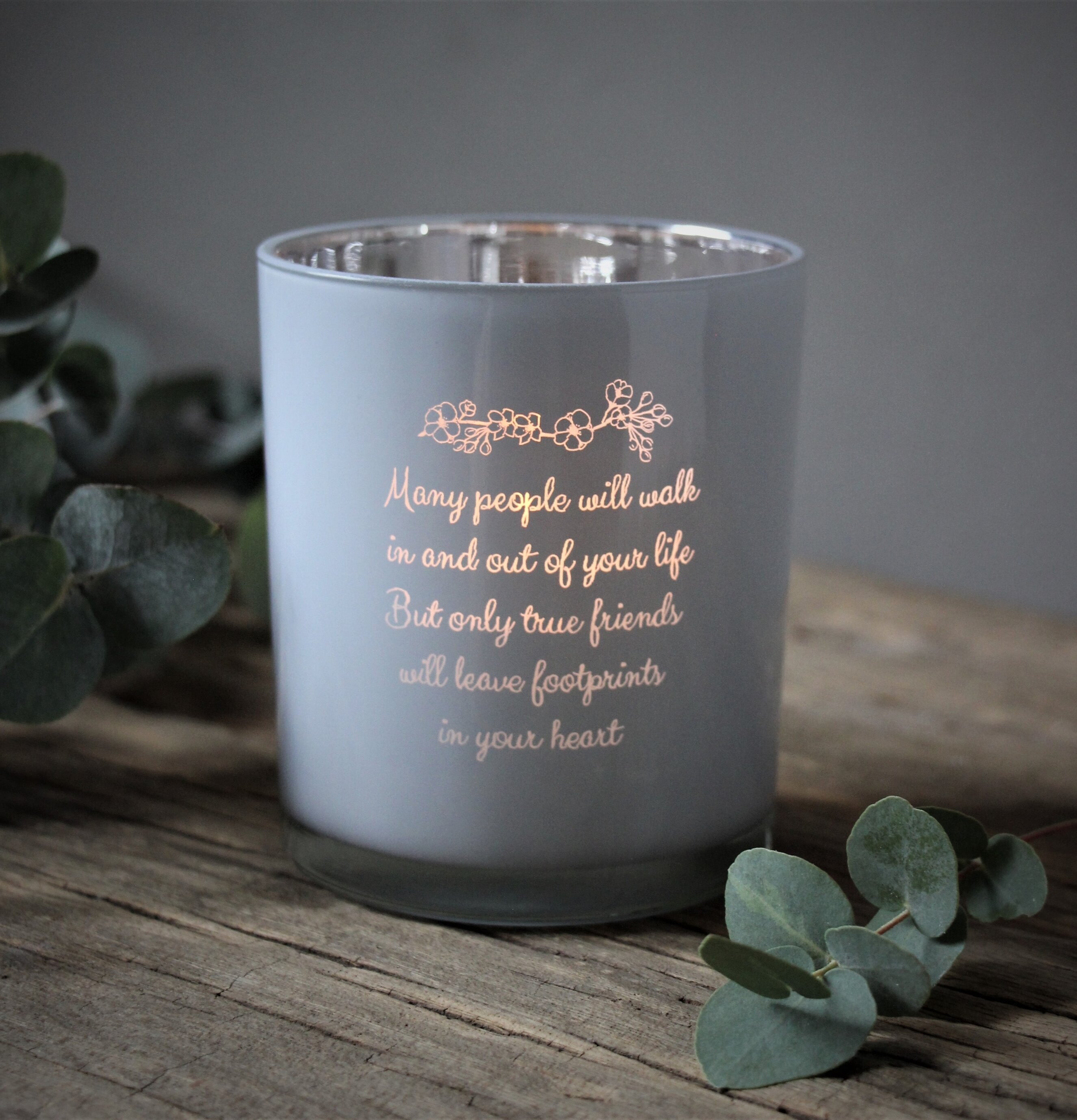 Ljuslykta - Footprints Vit från Majas Cottage på träbord