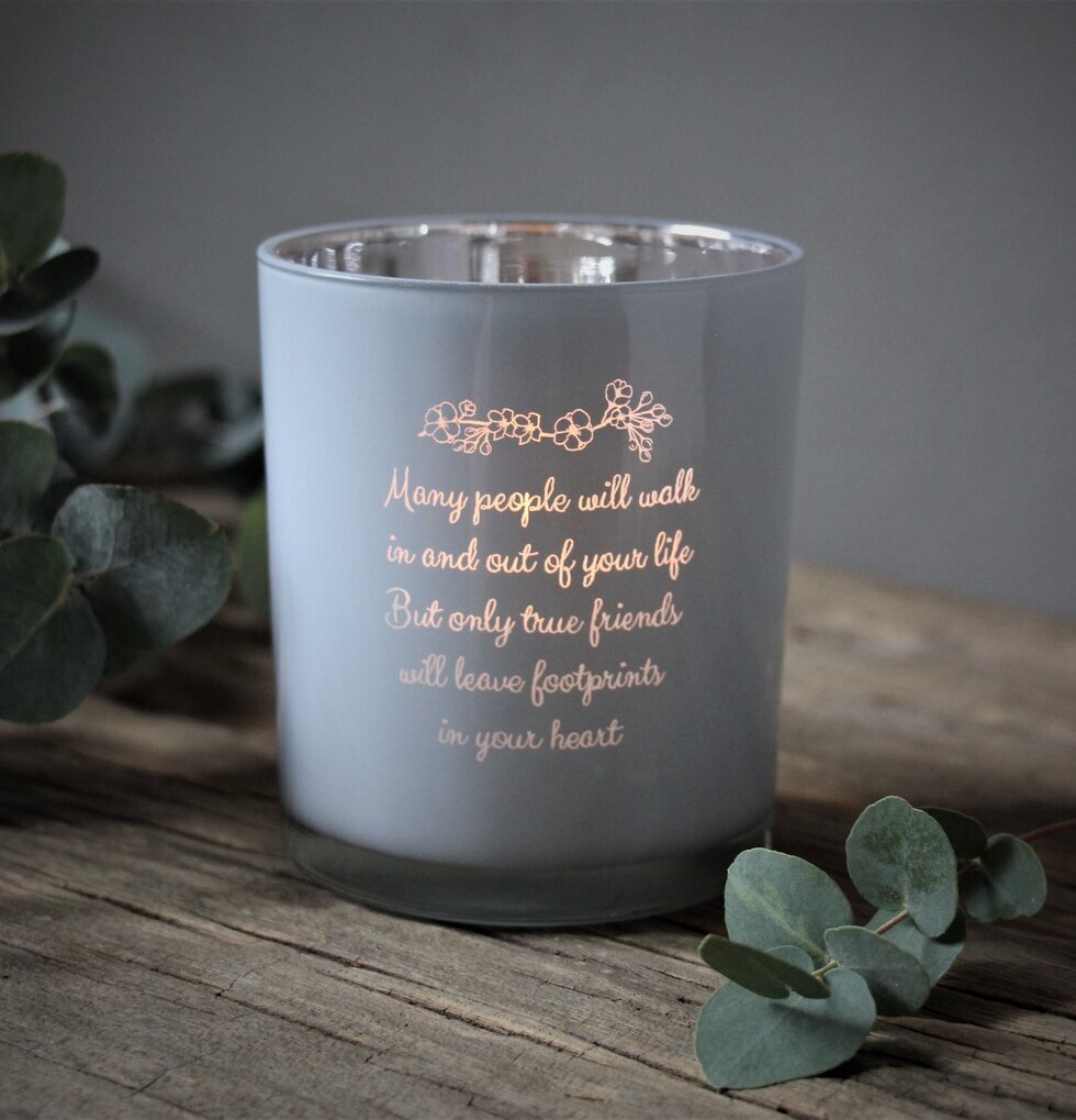 Ljuslykta - Footprints Vit från Majas Cottage på träbord