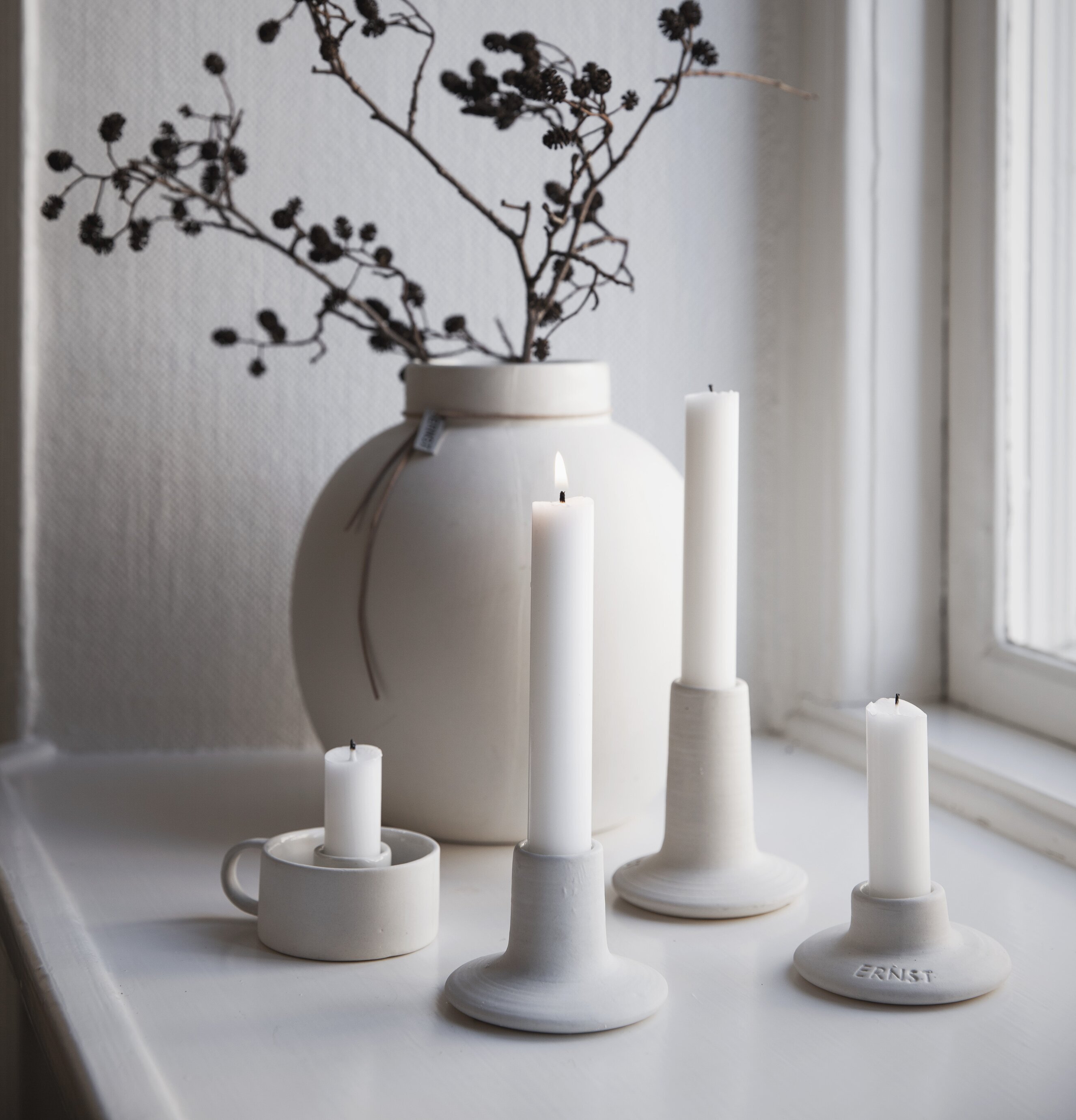 Ljusstake Kronljus Mörkgrå från Ernst på fönsterbräda