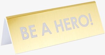 Desk Sign Clever Quotes från Rice med texten BE A HERO!
