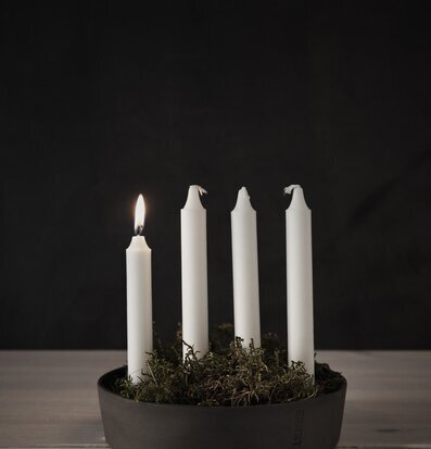 Ljusskål 4 Kronljus Vit från Ernst med tända ljus och dekoration