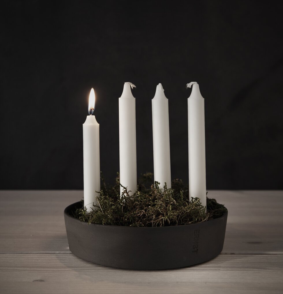 Ljusskål 4 Kronljus Mörkgrå från Ernst med tända ljus