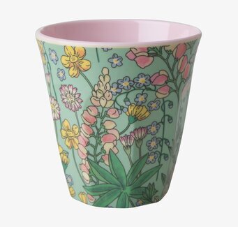 Foto av färgglad mugg med blommönster och rosa insida
