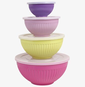 Skålar Melamin från Rice, staplade i olika färger och storlekar