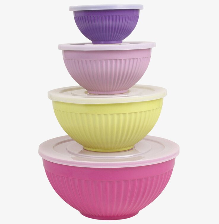 Skålar Melamin från Rice, staplade i olika färger och storlekar