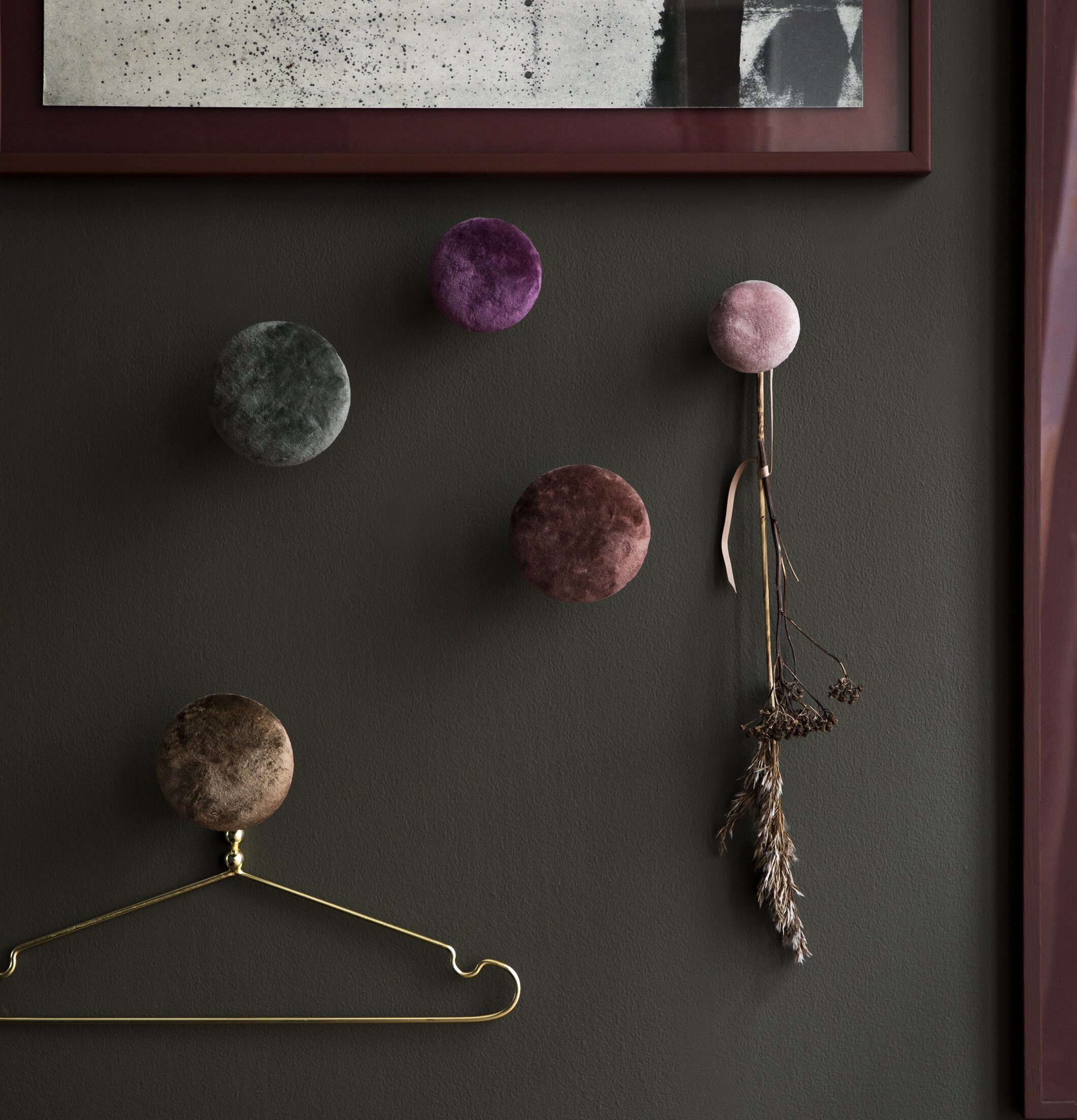 Knopp Sammet Boysenberry S från Cozy Living på mörk vägg