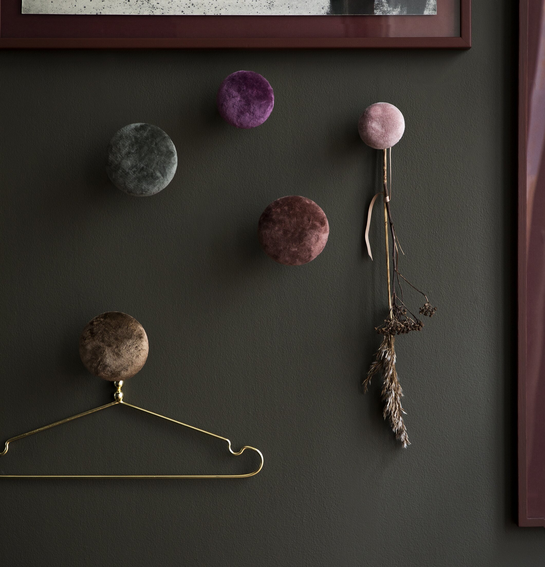 Knopp Sammet Boysenberry L från Cozy Living på mörkgrå vägg