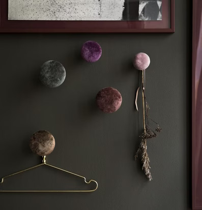 Knopp Sammet Boysenberry S från Cozy Living på mörk vägg