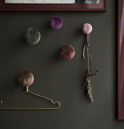 Knopp Sammet Boysenberry L från Cozy Living på mörkgrå vägg