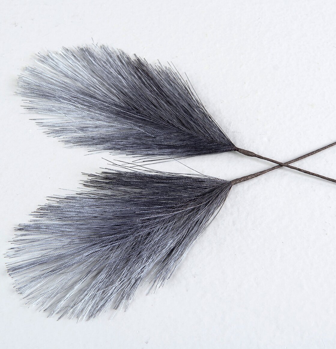 Fjäder/Tråd Grå från A Lot Decoration på vit bakgrund