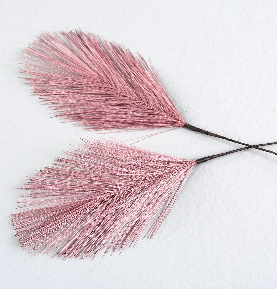 Fjäder/Tråd Rosa från A Lot Decoration på vit bakgrund