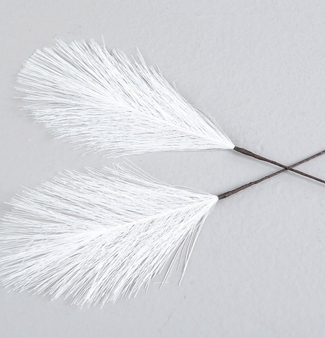Fjäder/Tråd Vit från A Lot Decoration mot grå bakgrund