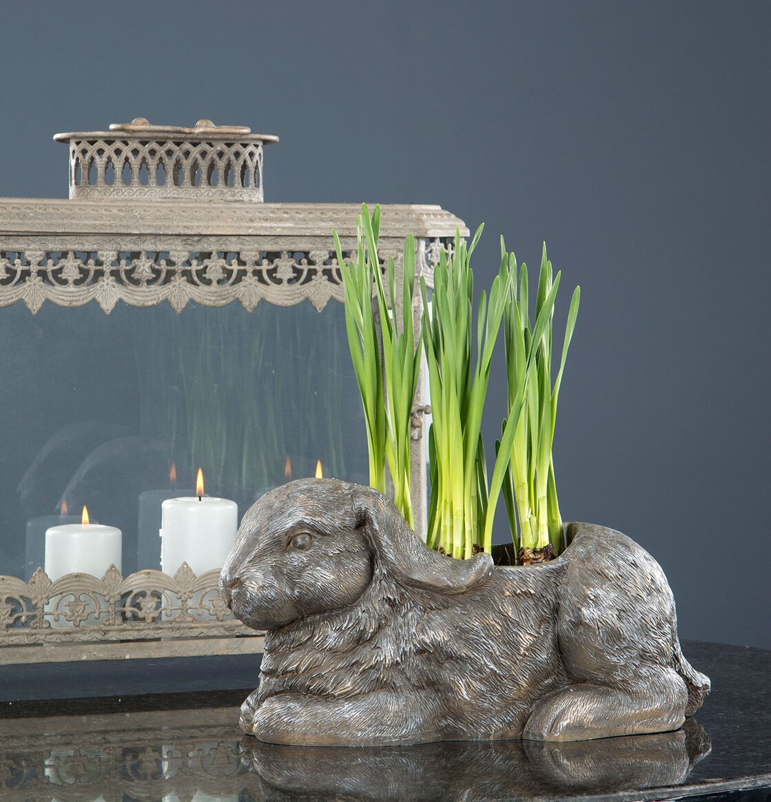 Kruka Kanin från A Lot Decoration med växter och metalllykta