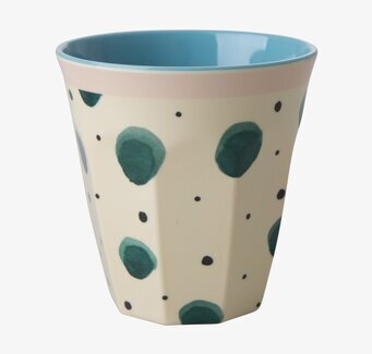 Bild av stilren mugg med konstnärligt vattenfärgsmönster