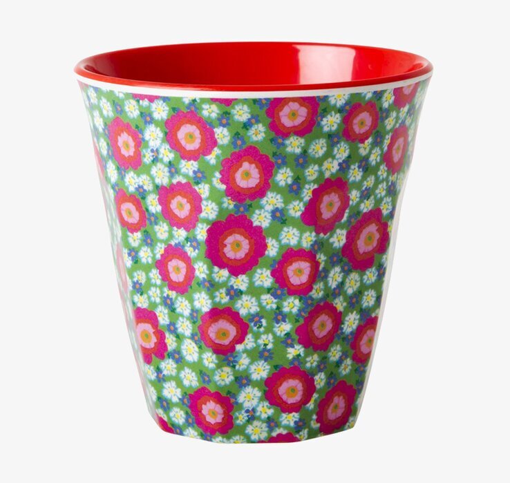Bild av livfull mugg med blommönster och färgkontraster