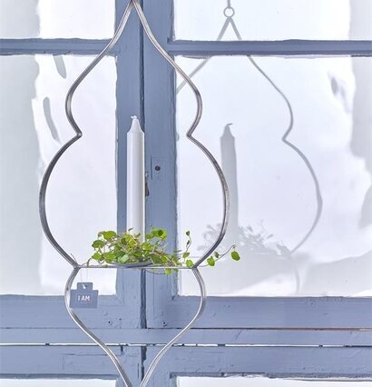 I Am Wave Ljusstake från I AM Interior i ett fönster