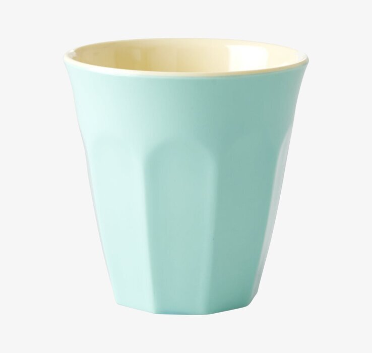 Bild av mugg i pastellnyans med subtila detaljer