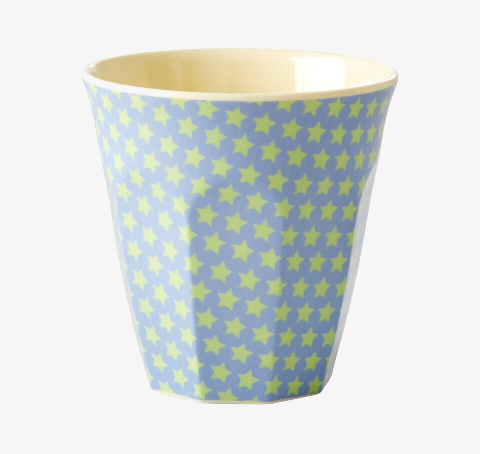 Bild av mugg med stjärnmönster och himmelsblå bakgrund